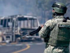 La violenza in Messico vede decine di soldati e criminali morti dopo l’uccisione del leader del cartello “El Mencho”.