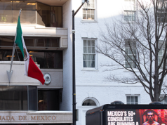 Il cartellone pubblicitario “Il colpo di stato invisibile” arriva davanti all’ambasciata messicana per denunciare l’influenza dei consolati sulle elezioni americane