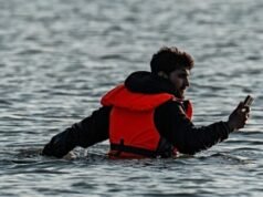 Migranti illegali ricevono un risarcimento monetario per il sequestro dei telefoni