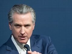 Newsom dice al pubblico nero “Sono come te…960 SAT…non riesco a leggere un discorso”