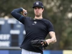 Cam Schlittler degli Yankees supera il primo test dopo aver affrontato il problema alla schiena
