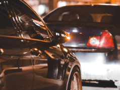 Un uomo in California quasi perde i pantaloni mentre si aggrappa a un’auto in movimento