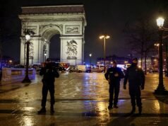 Condannato per terrorismo, recentemente rilasciato, ucciso a colpi di arma da fuoco dalla polizia di Parigi dopo un presunto attacco con coltello vicino all’Arco di Trionfo