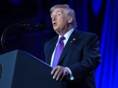 Per salvare le vite degli anziani, Trump deve calpestare questo mortale appello anti-vax