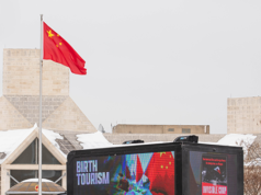 Il camion pubblicitario “Il colpo di stato invisibile” porta la bomba del turismo delle nascite alle porte dell’ambasciata cinese