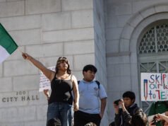 Gli insegnanti guidano gli scioperi scolastici anti-ICE con violenza e bandiere straniere