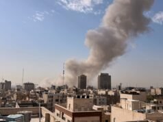 Storici attacchi USA-Israele contro l’Iran sono in corso mentre Teheran affronta la prova di sopravvivenza del regime