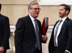 Mentre la nomina legata a Epstein scatena una reazione negativa, il primo ministro britannico Starmer affronta la rivolta del partito tra le richieste di dimissioni