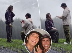 Una coppia adorabile si stupisce a vicenda proponendosi la proposta nello stesso identico momento