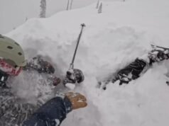 Lo sciatore del momento mozzafiato viene salvato dopo essere stato sepolto vivo sotto un monte di neve nel lago Tahoe