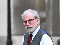 Le vittime dell’IRA si trovano faccia a faccia con Gerry Adams mentre finalmente ottengono la loro giornata in tribunale
