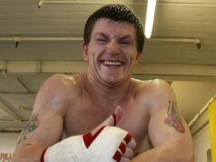 La madre di Ricky Hatton racconta all’inchiesta dell’ultimo abbraccio “che mi ha quasi rotto le costole” due giorni prima che si impiccasse, poiché il coroner stabilisce che non è chiaro se intendesse togliersi la vita