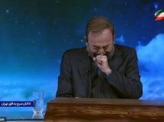 Il conduttore televisivo iraniano singhiozza mentre annuncia la morte dell’Ayatollah