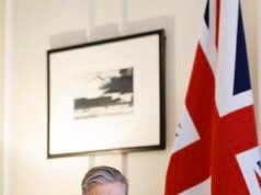 Il “debole” Starmer criticato per le dichiarazioni “sul recinto” sugli attacchi statunitensi all’Iran: il Primo Ministro consente a Trump di utilizzare due basi RAF… ma insiste che i raid possano essere solo un’azione “difensiva”