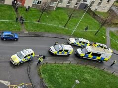 La polizia armata corre nel quartiere di Edimburgo dove un uomo con un coltello è stato visto brandire due armi