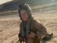 La gente del posto RINGRAZIA il pilota dell’F-15 dopo essere stato abbattuto sul Kuwait durante il conflitto con l’Iran