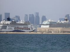 I crocieristi “in preda al panico” sono intrappolati nella zona di guerra del Golfo a causa del blocco dello Stretto di Hormuz da parte dell’Iran mentre Teheran promette di dare fuoco a tutte le navi che entrano