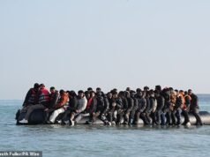 Laburisti accusati di “corrompere” famiglie di richiedenti asilo respinte con un nuovo programma che offre 40.000 sterline