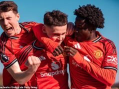 Elimina il vecchio blocco! Il super-sub Kai Rooney produce una finitura ghiacciata per gli U18 del Manchester United – e Sir Jim Ratcliffe osserva dagli spalti