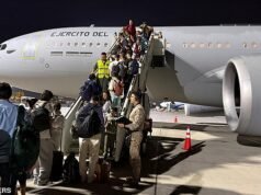 “Farsa totale”: il primo volo charter del governo britannico in partenza dal Medio Oriente non riesce a decollare: la furia dei passeggeri mentre l’aereo di salvataggio è stato bloccato “perché il pilota aveva superato le sue ore”