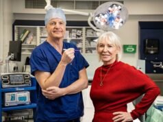 NADINE DORRIES: Come la chat WhatsApp delle mie ragazze del Cotswold mi ha aiutato a trovare la soluzione magica per i miei occhi cadenti in soli 45 minuti. Questo è il trattamento che TUTTI dovrebbero avere nella mezza età