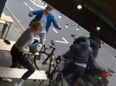 Il ladro armato di coltello prende la bicicletta da 5.000 sterline di una donna da un bar di Londra prima che arrivi la polizia, ma solo per comprare un giro di bevande