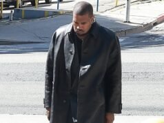 Kanye West sembra abbattuto mentre si dirige in tribunale per il processo a Tony Saxon dopo la testimonianza di Bianca Censori