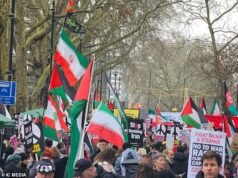 I manifestanti di sinistra cantano “vittoria per l’Iran” mentre migliaia marciano davanti all’ambasciata americana a Londra chiedendo la fine dei bombardamenti