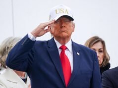 Il presidente Donald Trump saluta le bare di sei soldati caduti uccisi nella guerra in Iran mentre è affiancato da Melania per un trasferimento dignitoso