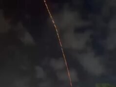 I poliziotti corrono verso l'”esplosione” davanti all’ambasciata americana in Norvegia… mentre i LASER giganti lanciavano razzi contro l’ambasciata a Baghdad