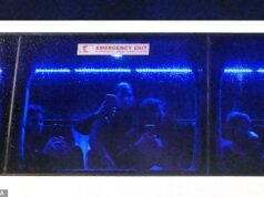 La squadra di calcio femminile iraniana lancia l’SOS dall’autobus che le riporta a casa dopo essere state etichettate come “traditrici” per essersi rifiutate di cantare l’inno nazionale