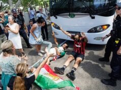 Caotico stallo in un hotel australiano mentre i manifestanti cercano di impedire ai calciatori iraniani di tornare a casa e il giocatore in lacrime viene “trascinato sull’autobus” dopo che ad altri cinque è stato concesso asilo