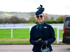 Zara Tindall fa girare la testa con un elegante tailleur blu scuro il primo giorno del Festival di Cheltenham con il marito Mike