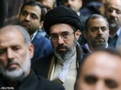 Il nuovo leader supremo dell’Iran è stato ferito a entrambe le gambe il giorno in cui suo padre è stato ucciso, dice Israel, mentre continua a nascondersi alla vista del pubblico