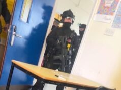 La polizia armata ha fatto irruzione in classe dopo che un’adolescente è stata accoltellata mentre gli alunni terrorizzati si rannicchiavano sotto i banchi – prima che il ragazzo, 16 anni, fosse arrestato