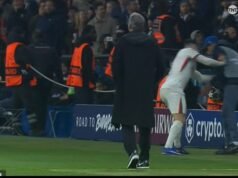 Pedro Neto sfugge al cartellino rosso dopo aver spinto a terra il raccattapalle del PSG al termine della sconfitta per 5-2 del Chelsea a Parigi