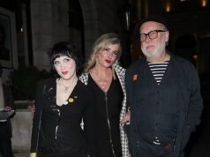 Vic Reeves e Nancy Sorrell si godono una serata fuori con la loro figlia Elizabeth, 19 anni, raramente vista, mentre mostra il suo stravagante senso dello stile ad una festa privata