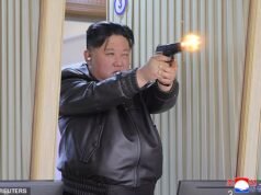 Kim Jong Gun: il dittatore nordcoreano e sua figlia indossano giacche di pelle abbinate mentre provano le armi al poligono di tiro, ultimo segno che lei è la sua erede prescelta