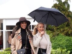 Non piove sulla loro parata! Gli affascinanti appassionati di corse di Cheltenham sfidano il tempo umido indossando abiti che sfiorano le cosce mentre il terzo giorno del festival inizia sotto la pioggia