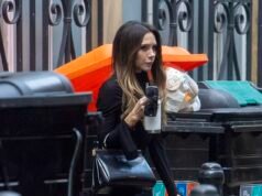Victoria Beckham stupisce con un elegante abito nero con spacco estremo fino alla coscia mentre lascia il suo ufficio a Soho
