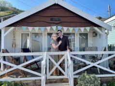 Una capanna da spiaggia in legno con vista mozzafiato sulla Jurassic Coast è in vendita per £ 225.000