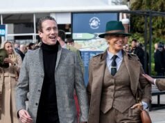 Hannah Waddingham, 51 anni, tiene per mano il bel chirurgo della colonna vertebrale mentre si dirigono al Festival di Cheltenham con giacche scozzesi abbinate