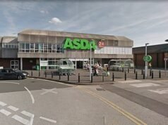 La polizia dà la caccia a “uomini mascherati armati di lame” dopo uno scontro fuori dal supermercato Asda, feriti due, 17 e 24 persone