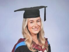 La madre vuole che la polizia americana riconsideri le accuse contro il padre che ha ucciso sua figlia a colpi di arma da fuoco in seguito alla scoperta “sconsiderata” del medico legale