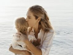 Chelsy Davy partorisce! L’ex fidanzata del principe Harry annuncia la nascita del terzo figlio nel giorno della festa della mamma e condivide il suo dolce nome