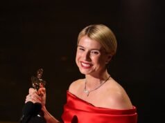 Jessie Buckley rivela per la prima volta il nome di sua figlia in un discorso di accettazione emotivo mentre dedica il suo Oscar come migliore attrice al “bellissimo caos del cuore di una madre” e promette di avere “20.000 bambini in più” con suo marito