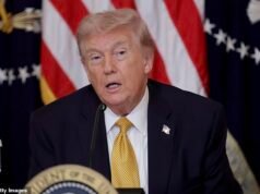 Momento straordinariamente morboso Trump rivela che il repubblicano malato sarebbe “morto entro giugno” mentre lo sbalordito Mike Johnson ammette “che non era pubblico”