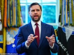 Il “sottomesso” JD Vance si scaglia contro i media per aver “tentato di creare un cuneo” tra lui e il presidente sull’Iran in uno scambio imbarazzante accanto a Trump