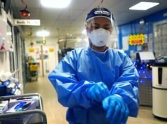 L’indagine rileva che lo slogan “restare a casa” del governo potrebbe essere costato vite umane poiché “ha inviato il messaggio che l’assistenza sanitaria era chiusa”