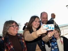 Principe del molo! William posa per dei selfie durante una passeggiata soleggiata durante la visita a Bournemouth